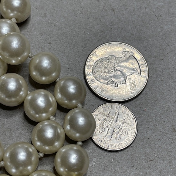 Hand Knotted 13.2mm Faux Pearl Vntg Necklace. Gold tone Deco fish hook clasp - Picture 3 of 7